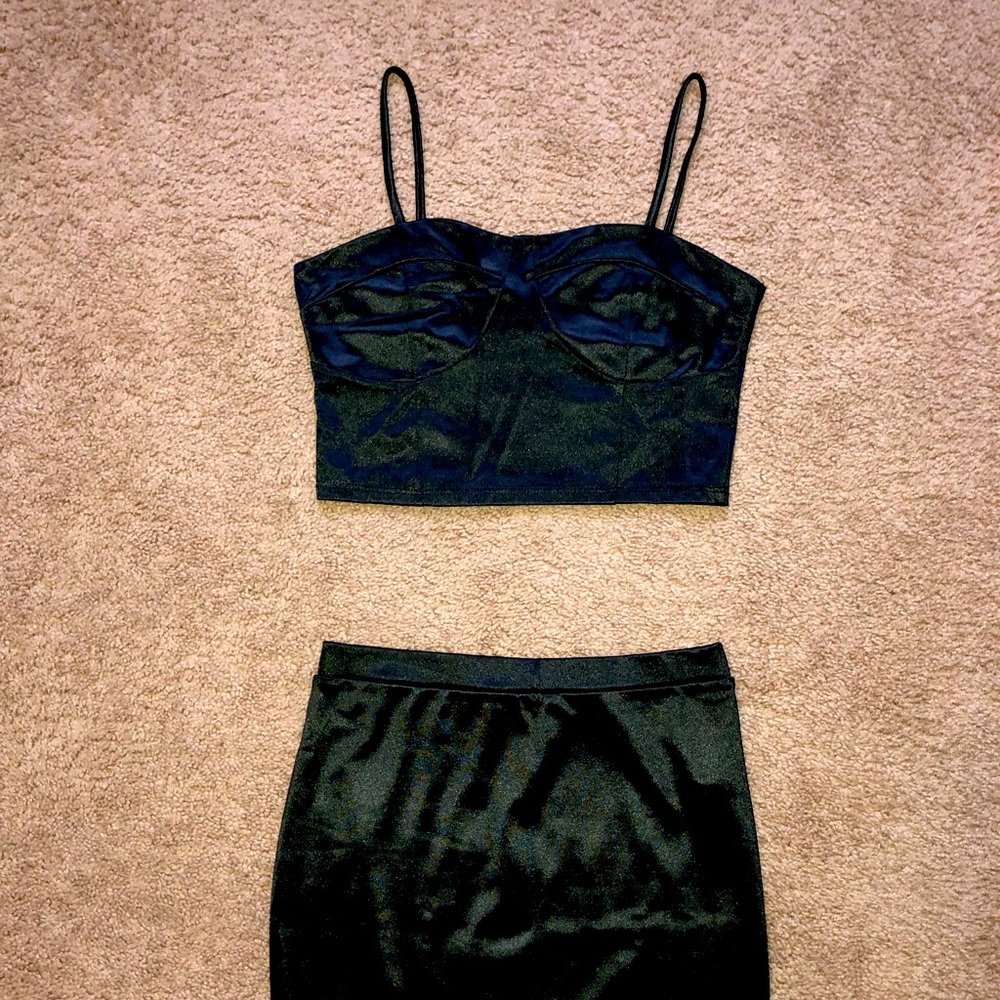 (NEVER WORN) BLACK 2 PIECE CROP TOP/SKIRT SET WOMEN’S Sz L